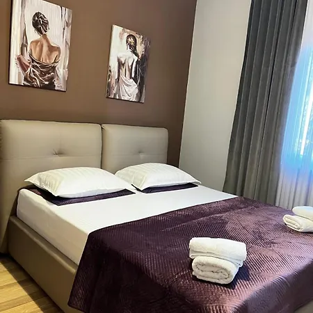 Friends' House In アパート ティラナ