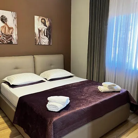 Friends' House In ティラナ