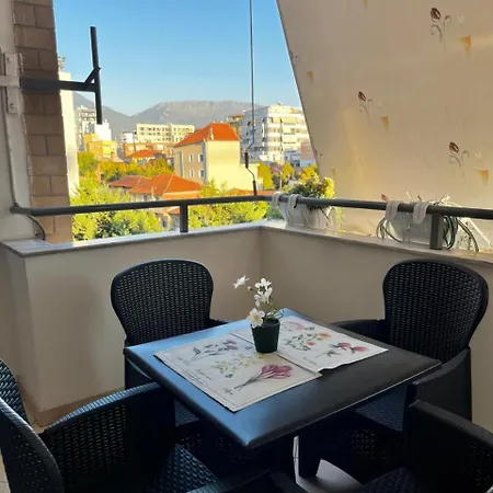 Friends' House In アパート